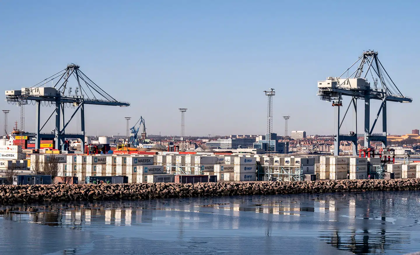 Aarhus Havn er blevet centrum i en dramatisk strid mellem verdens to største containergiganter.