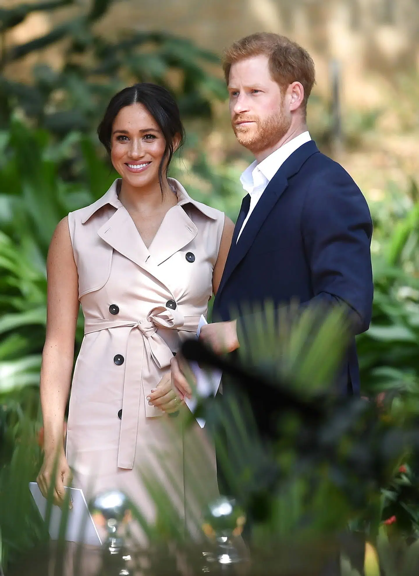 Meghan og Harry under turen til Afrika, hvor de besøgte en lang række projekter, og hvor Harry, der altid har været tæt knyttet til Afrika, skulle følge op på sin mors, prinsesse Dianas, velgørenhedsarbejde. Nu taler verden kun om de personlige problemer, parret lufter i dokumentarfilmen »Meghan og Harry – vores afrikanske rejse«.