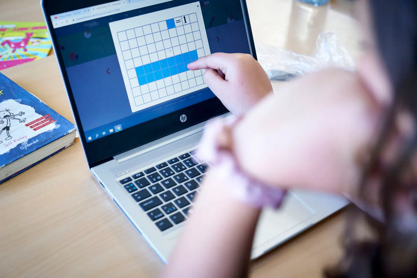 »Erkendelsen af, at vi er gået alt for langt med at erstatte bogen med skærmen i skolen, er heldigvis efterhånden blevet meget udbredt, og anbefalingerne går nu i den stik modsatte retning,« skriver Nikolaj Bøgh.