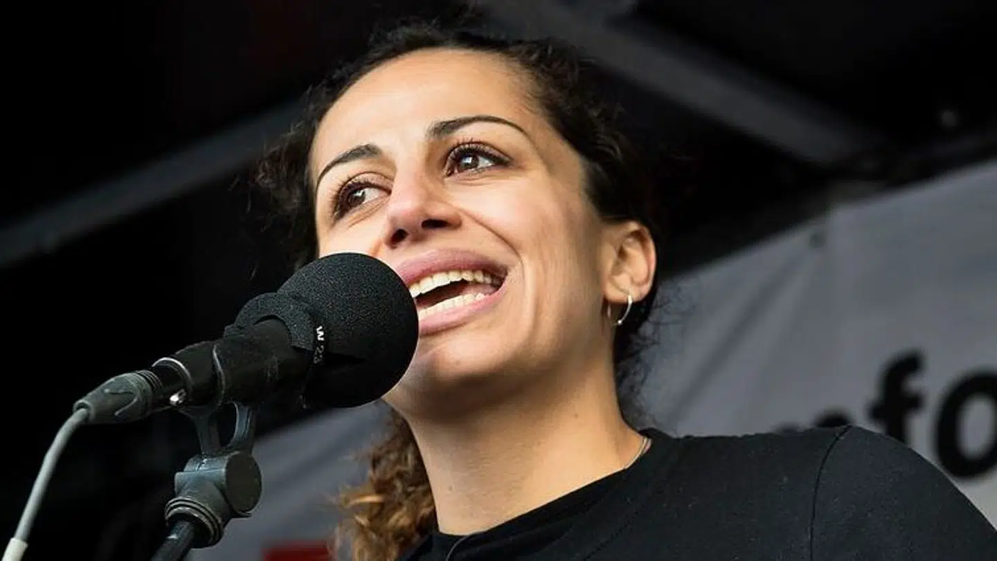 Haifaa Awad, forperson i Mellemfolkeligt Samvirke, oplyser, at opslagene, der har affødt anklager om antisemitisme, nu er fjernet.