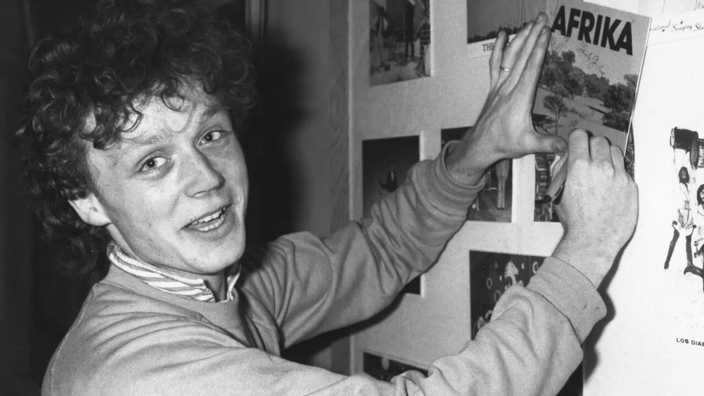 Thomas Helmig i 1985 i gang med at signere 'Afrika'-singlen.