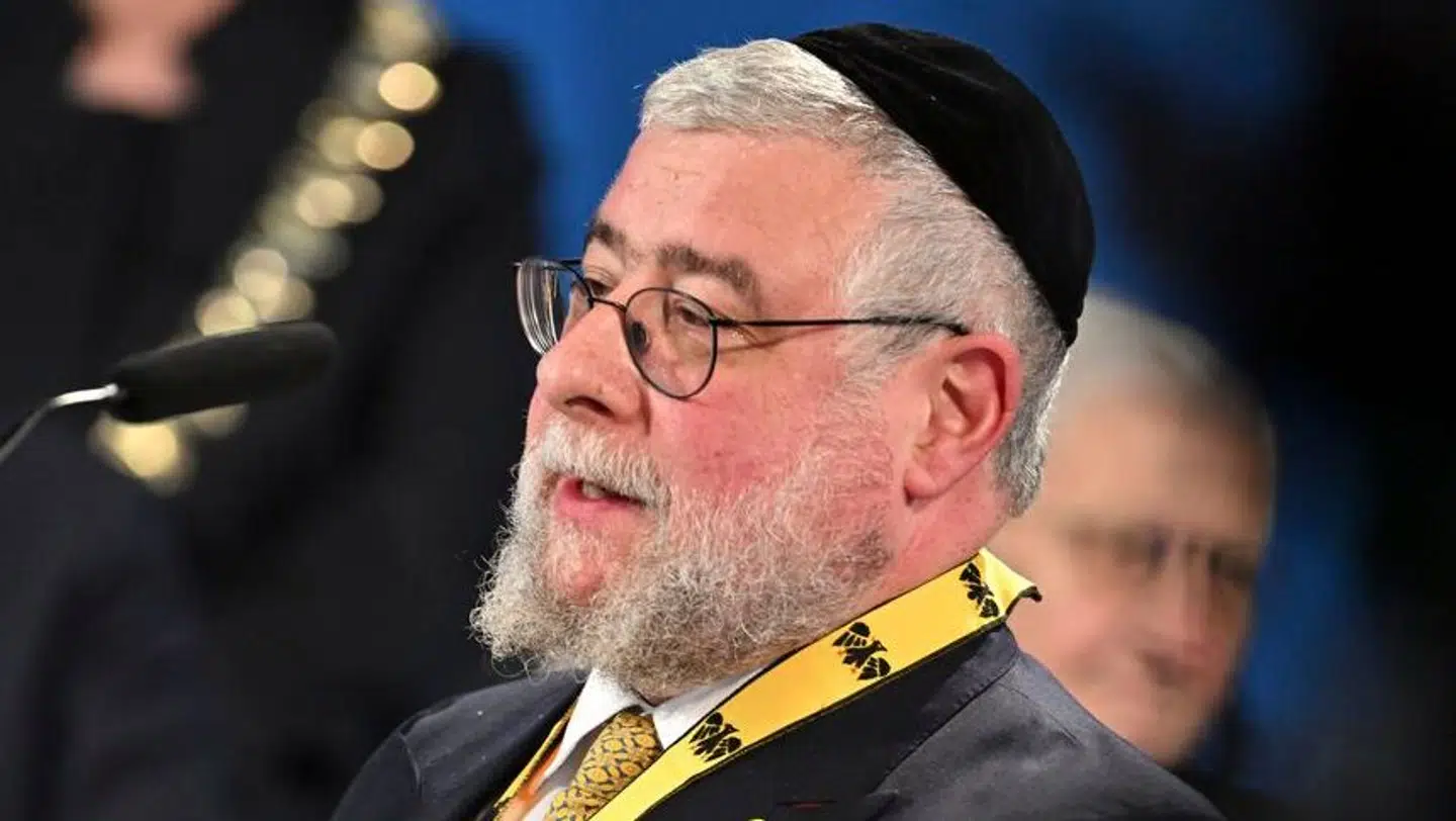 Præsidenten for De Europæiske Rabbinere opfordrer den danske regering til at indstille sit samarbejde med Mellemfolkeligt Samvirke.