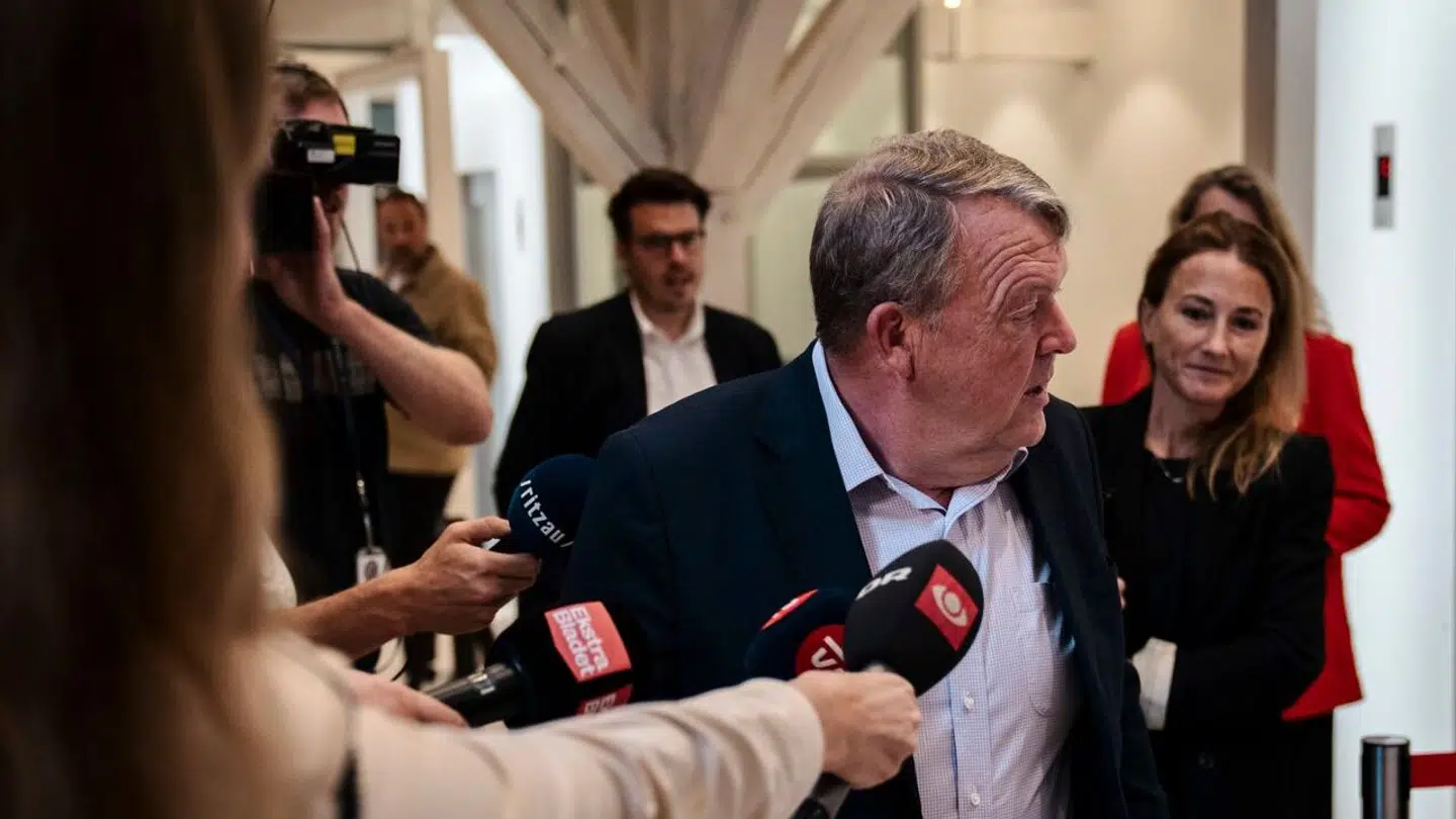 Udenrigsminister Lars Løkke Rasmussen ankommer (M). Medarbejderudvalget hos Moderaterne holder møde om arbejdsmiljø i sekretariatet på Christiansborg mandag den 2. september 2024. En række nuværende og tidligere ansatte i Moderaterne har klaget til Arbejdstilsynet over arbejdsmiljøet. (Foto: Thomas Traasdahl/Scanpix 2024)