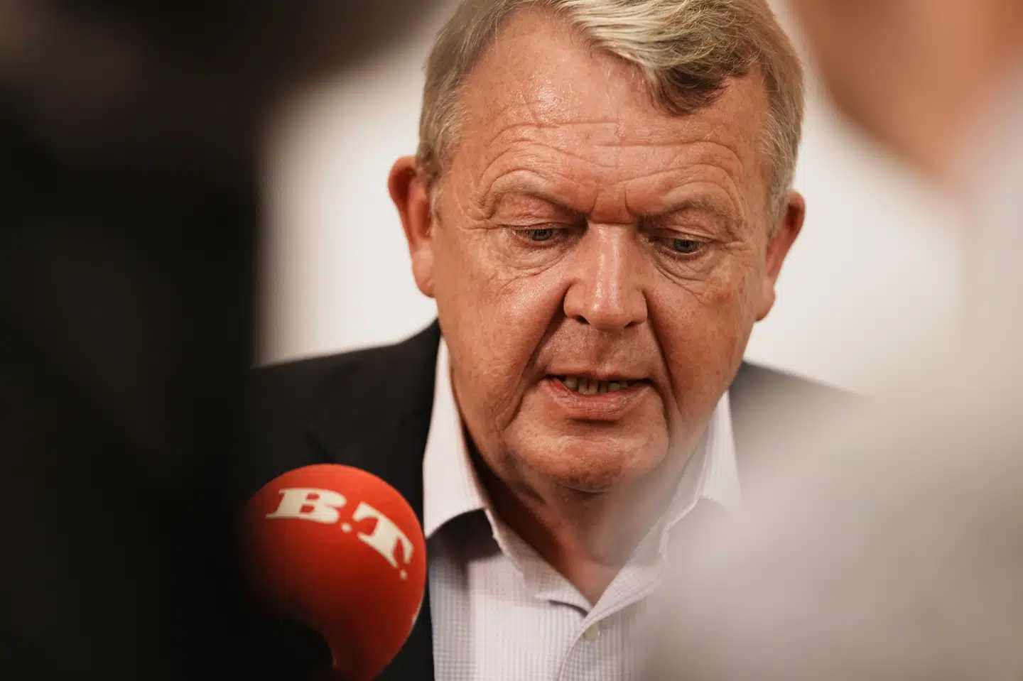 Lars Løkke Rasmussen, der er leder af Moderaterne, fortæller mandag aften, at partiet i den kommende tid vil få hjælp fra en ekstern erhvervspsykolog omkring arbejdsmiljøet i partiets sekretariat.