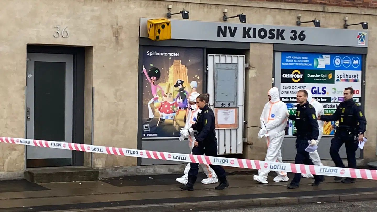 Et stort antal anholdte i dna-dragter blev i timerne efter det blodige knivstikkeri i moskeen ført ud af politiet.