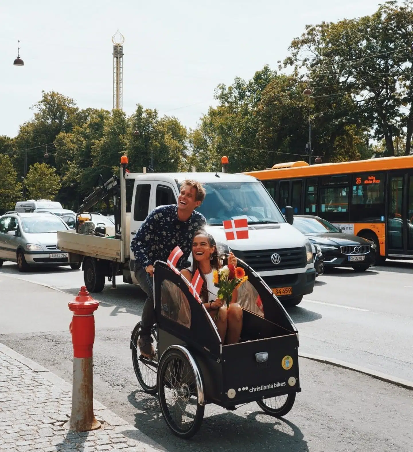 Et nygift par cykler gennem København.