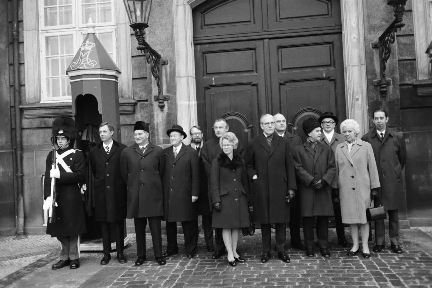 Efter jordskredsvalget i 1973 præsenterede Hartling sin Venstre-regering med 12 ministre. Fra venstre ses: Erling Brøndum, Anders Andersen, Kresten Damsgaard, Holger Hansen, Poul Nyboe Andersen, Tove Nielsen, Poul Hartling, Jacob Sørensen, Ove Guldberg, Johan Philipsen, Nathalie Lind, Niels Anker Kofoed.