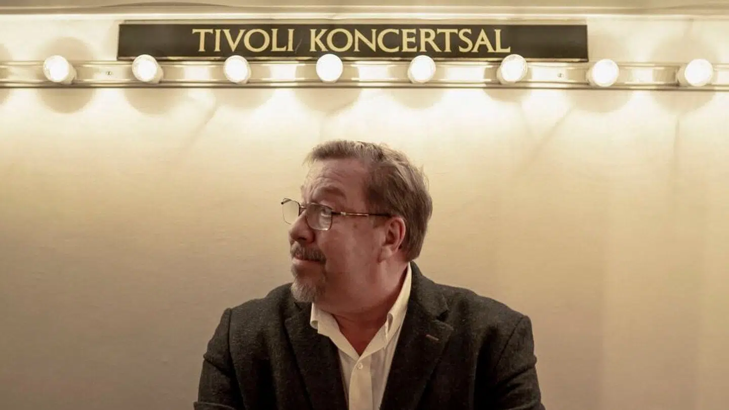 Kapelmester James Price lægger modsat revydronningen Lisbet Dahl ikke skjul på, at det var Tivolis beslutning at smide makkerparret på porten.