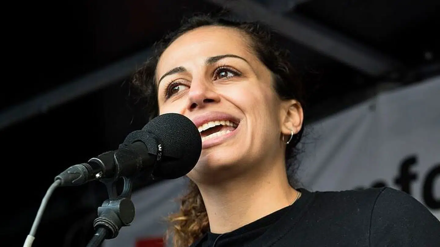 Mellemfolkeligt Samvirkes forperson, Haifaa Awad, har i en skriftlig kommentar til B.T. erkendt, at opslagene er 'over grænsen og stødende,' hvorfor de er blevet fjernet.