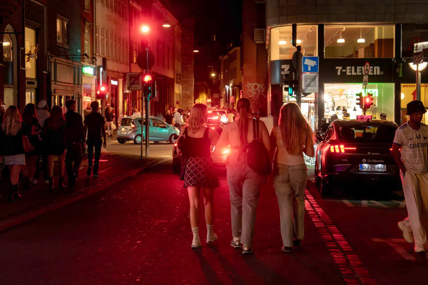 Partybusser kører rundt i gaderne i Indre By og blander sig med Københavns natteliv.