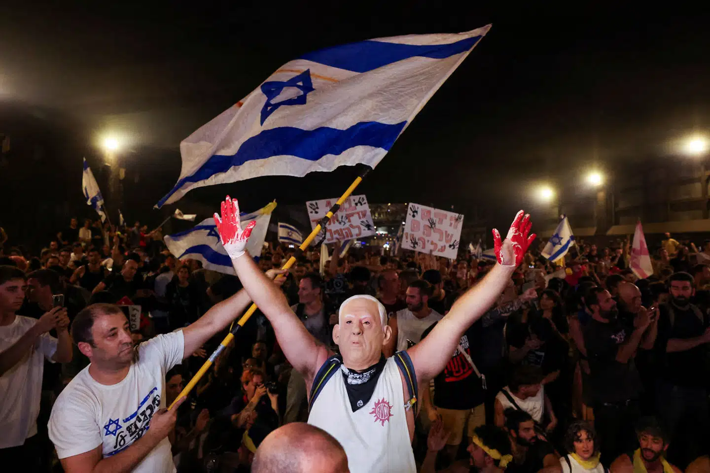 Demonstranter beskylder Netanyahu for at ofre gidslernes liv for at sikre sin egen politiske overlevelse.