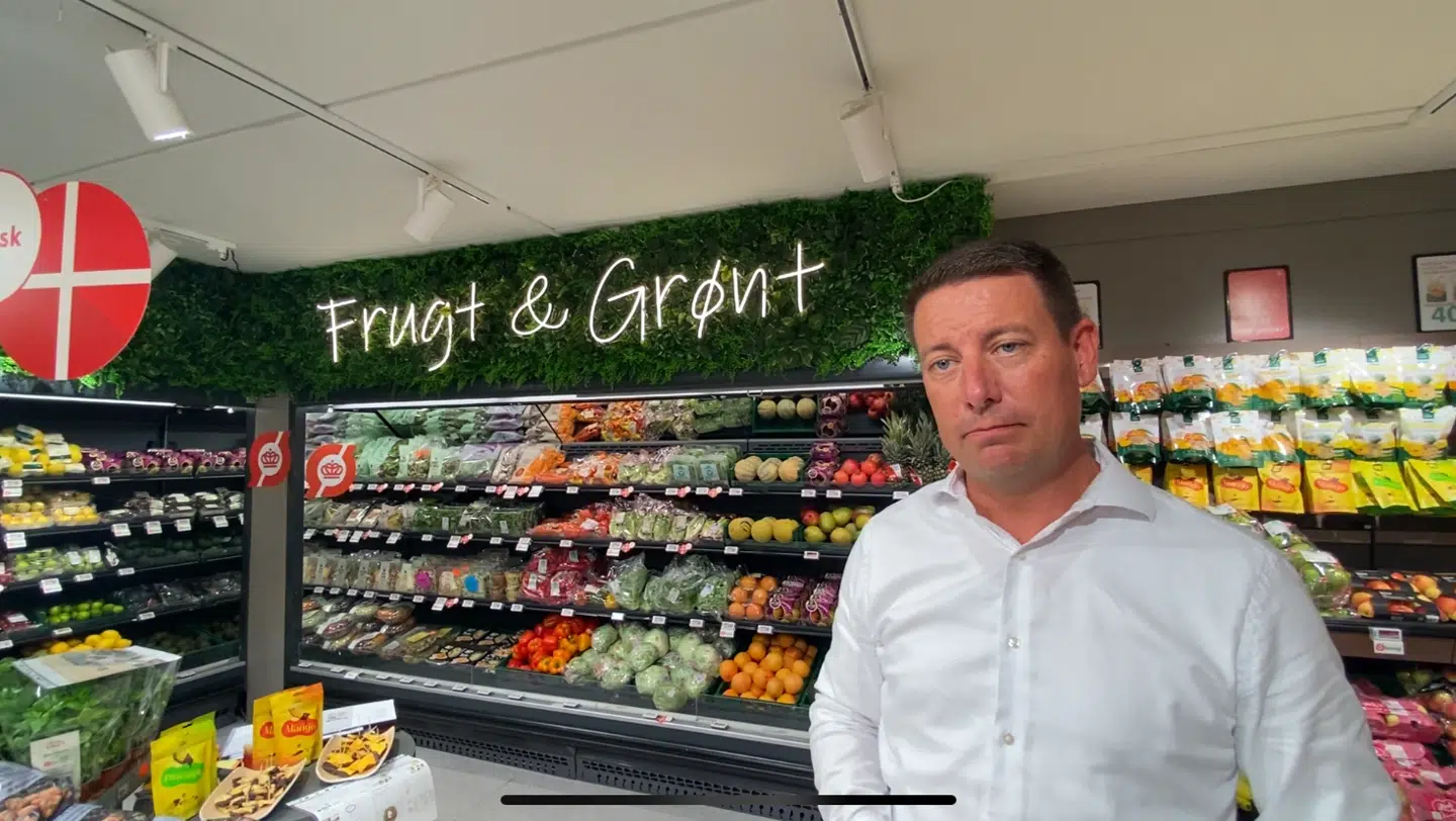 Esben Keller siger, at der venter en opgave med at strømline butikkernes udtryk på tværs af kæden. Bag ham kan man se en af de grøntsagsafdelinger, som har fået et nyt udtryk.