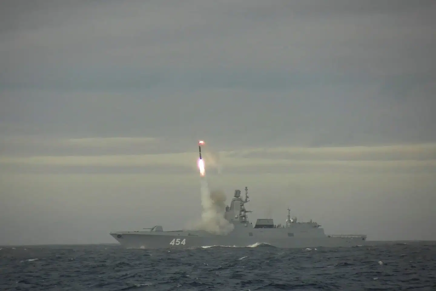 Et hypersonisk Tsirkon-missil affyres fra en russisk fregat i Barentshavet under en øvelse i maj 2022.