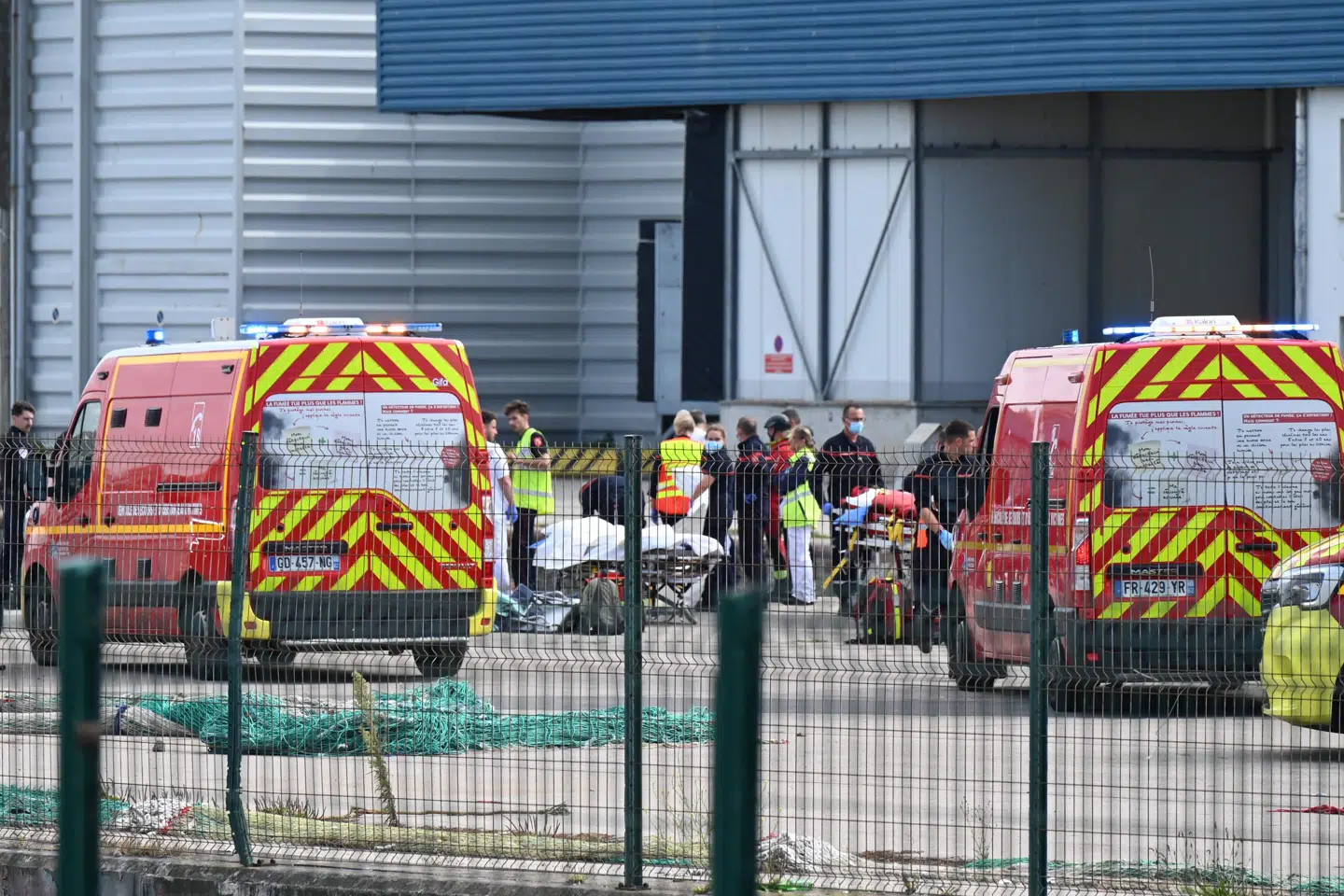 Redningsmandskab arbejder ved byen Boulogne-sur-Mer i det nordlige Frankrig tirsdag, hvor flere migranter er omkommet, efter deres båd forliste i Den Engelske Kanal.