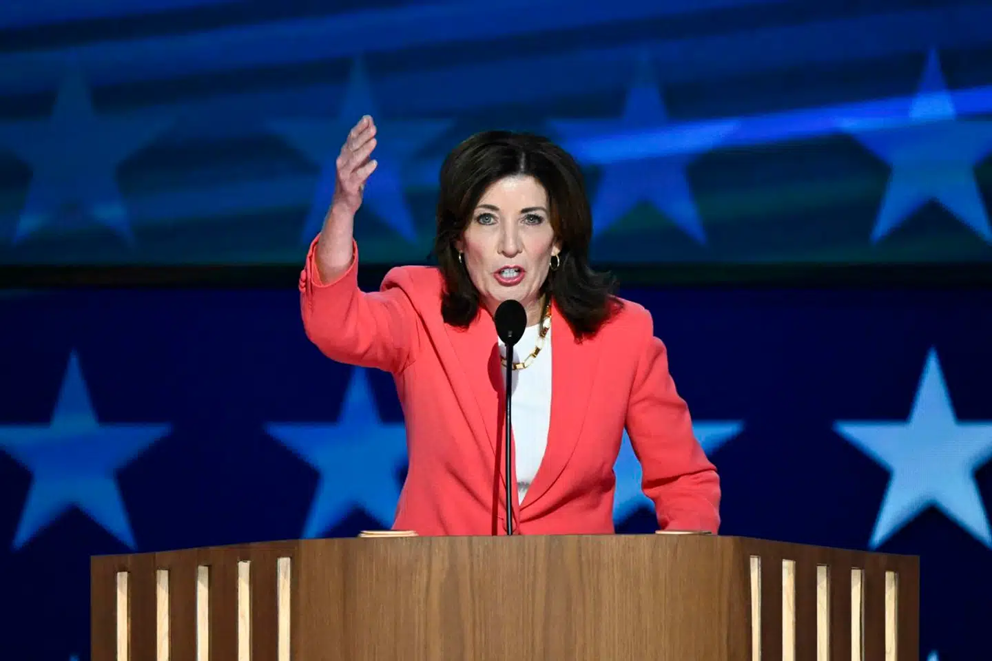 New Yorks guvernør, Kathy Hochul, er tidligere advokat og har siddet på posten for Demokraterne siden 2021.