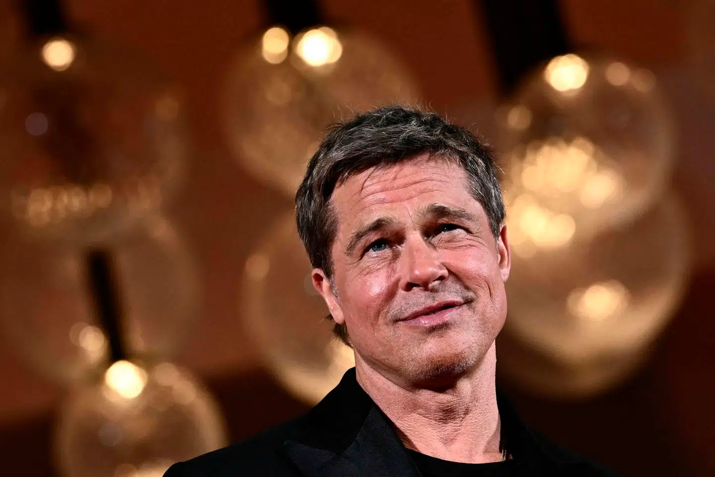 Brad Pitt var med til at holde humøret oppe på settet under indspilningen af sin seneste film, »Wolfs«, fortæller en dansk skuespiller, der også har en – dog noget mindre – rolle i filmen.