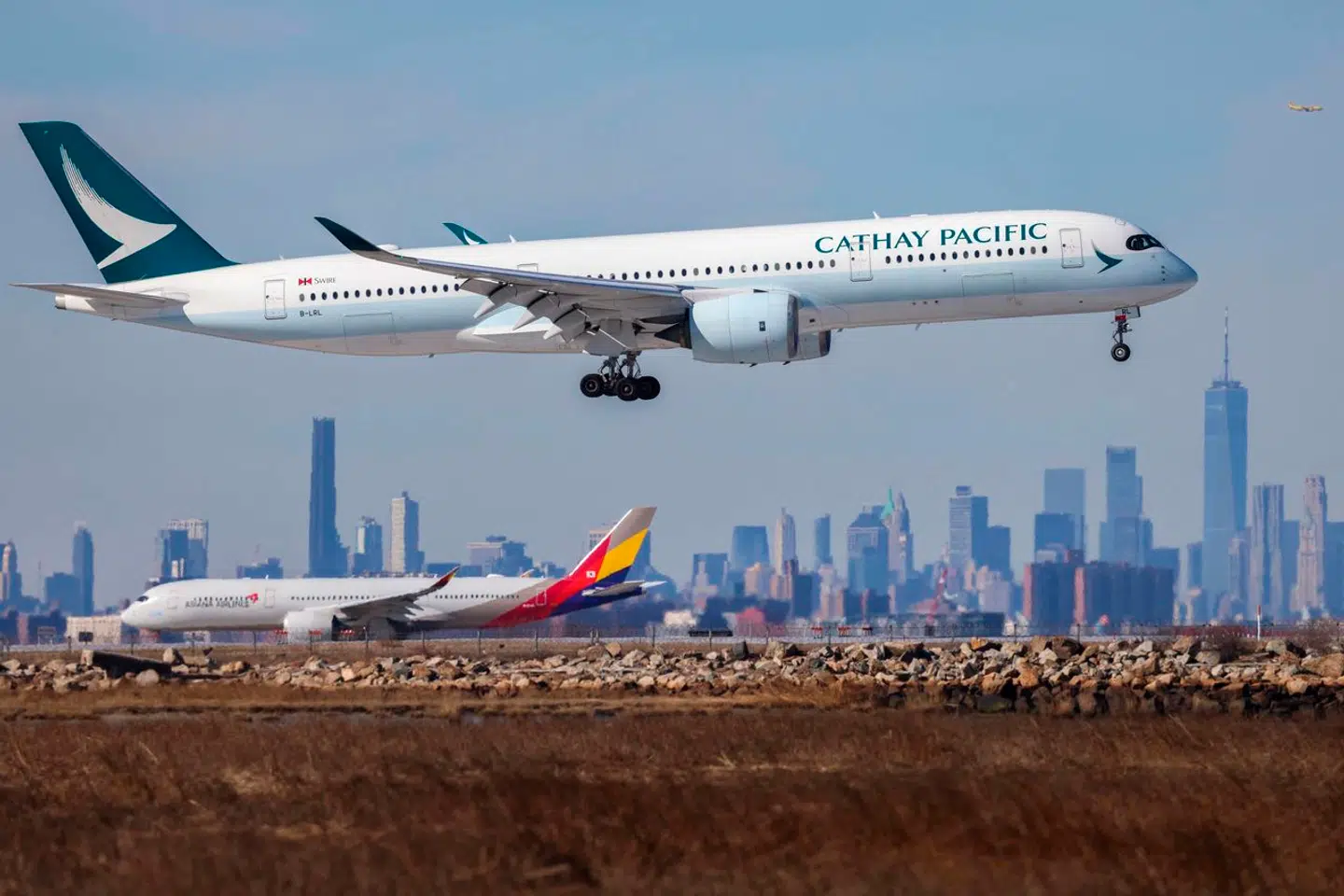 Et Airbus A350-fly fra Cathay Pacific gør klar til landing i JFK International Airport i New York. Nu har selskabet taget de fleste fly af denne type ud af drift efter fund af fejl i en motorkomponent.