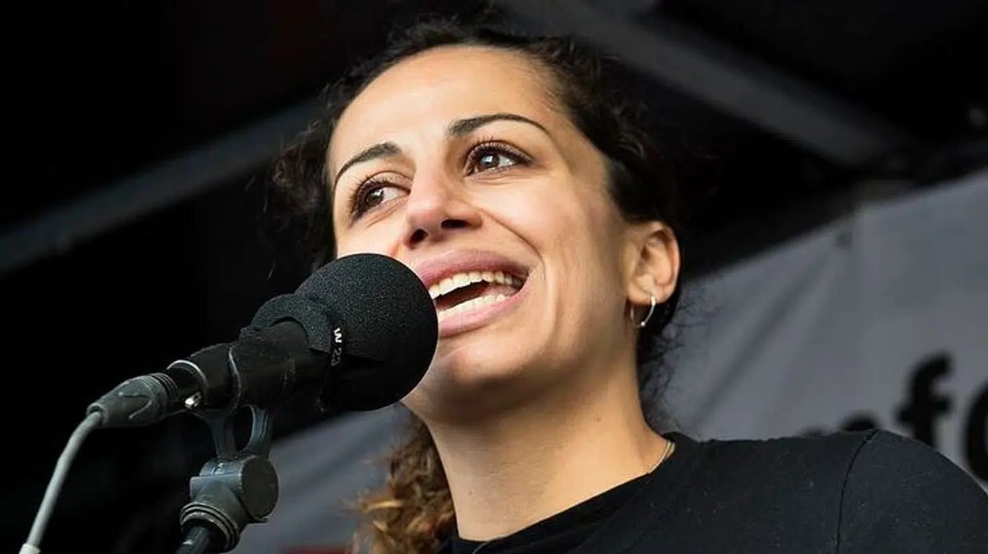 Mellemfolkeligt Samvirkes forperson, Haifaa Awad, har i en skriftlig kommentar til B.T. erkendt, at opslagene er 'over grænsen og stødende,' hvorfor de er blevet fjernet.