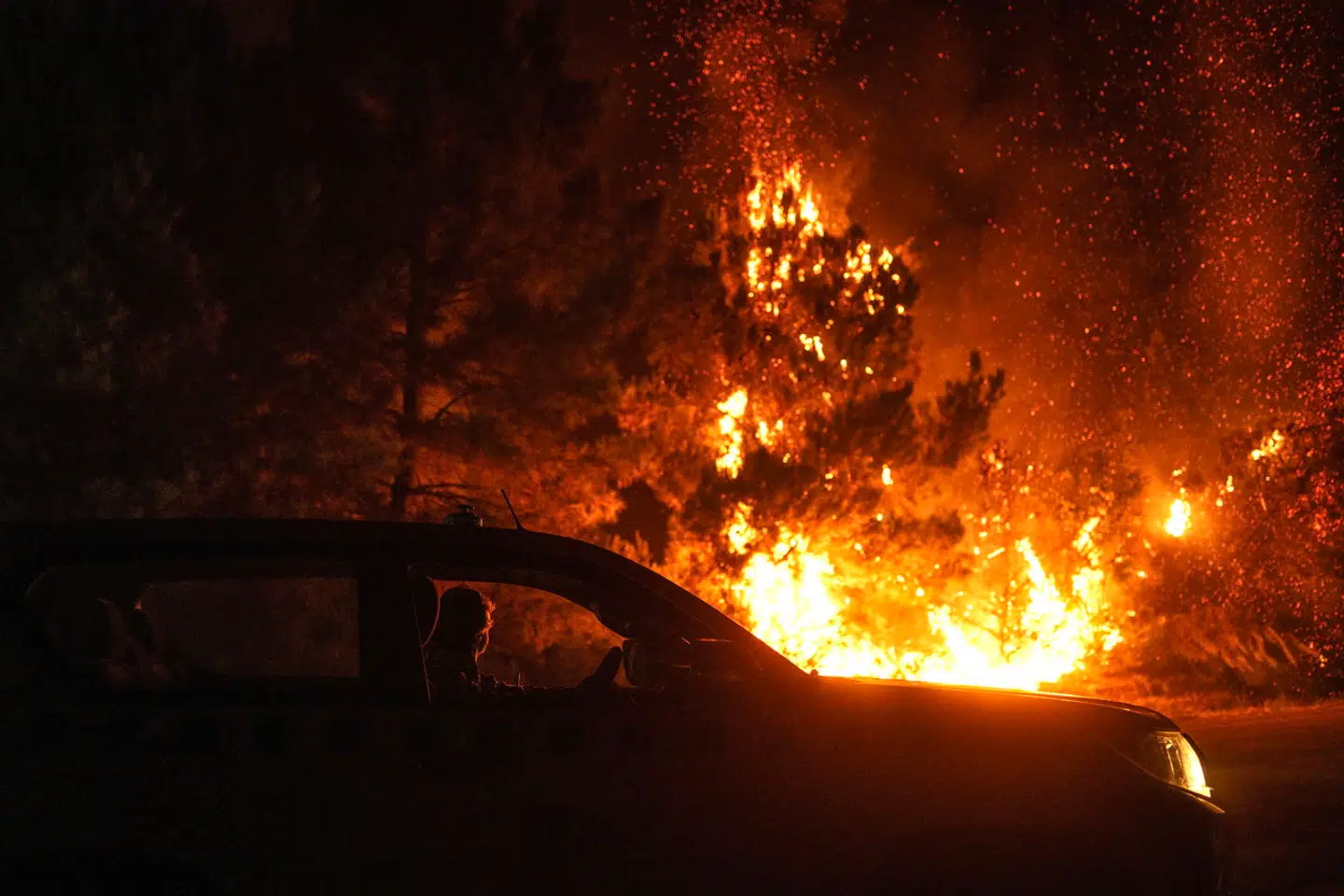 Når en investor køber aktier på margin (med lånte penge), skal de opretholde en vis værdi på deres konto. Hvis aktiekursen falder drastisk, kan værdien af investorens portefølje falde under den krævede grænse. I sådanne tilfælde kan mægleren kræve, at investoren enten indbetaler flere penge eller sælger aktier for at dække tabet. Dette kaldes en "margin call". Hvis investoren ikke kan eller vil dække tabet, kan mægleren tvangsælge aktierne. I dette tilfælde blev hele 37 pct. af Sanergys aktier tvangssolgt på denne måde.
