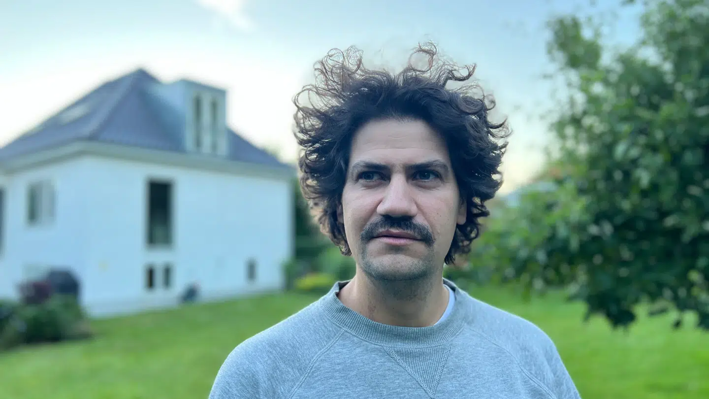 Andreas Garrido er nabo til to nyopførte padelbaner og taler på vegne af en række husejere, der er utilfredse med støjen fra padelbanerne.