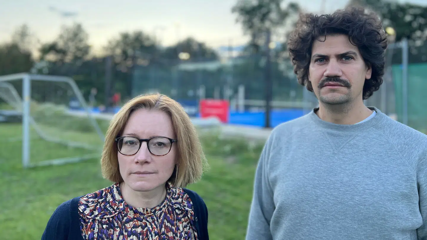 Lisbeth Nielsen er nabo to helt nye padelbaner som ses i baggrunden. Sammen med Andreas Garrido er hun utilfreds med, at de ikke er blevet hørt inden, at banerne blev etableret.