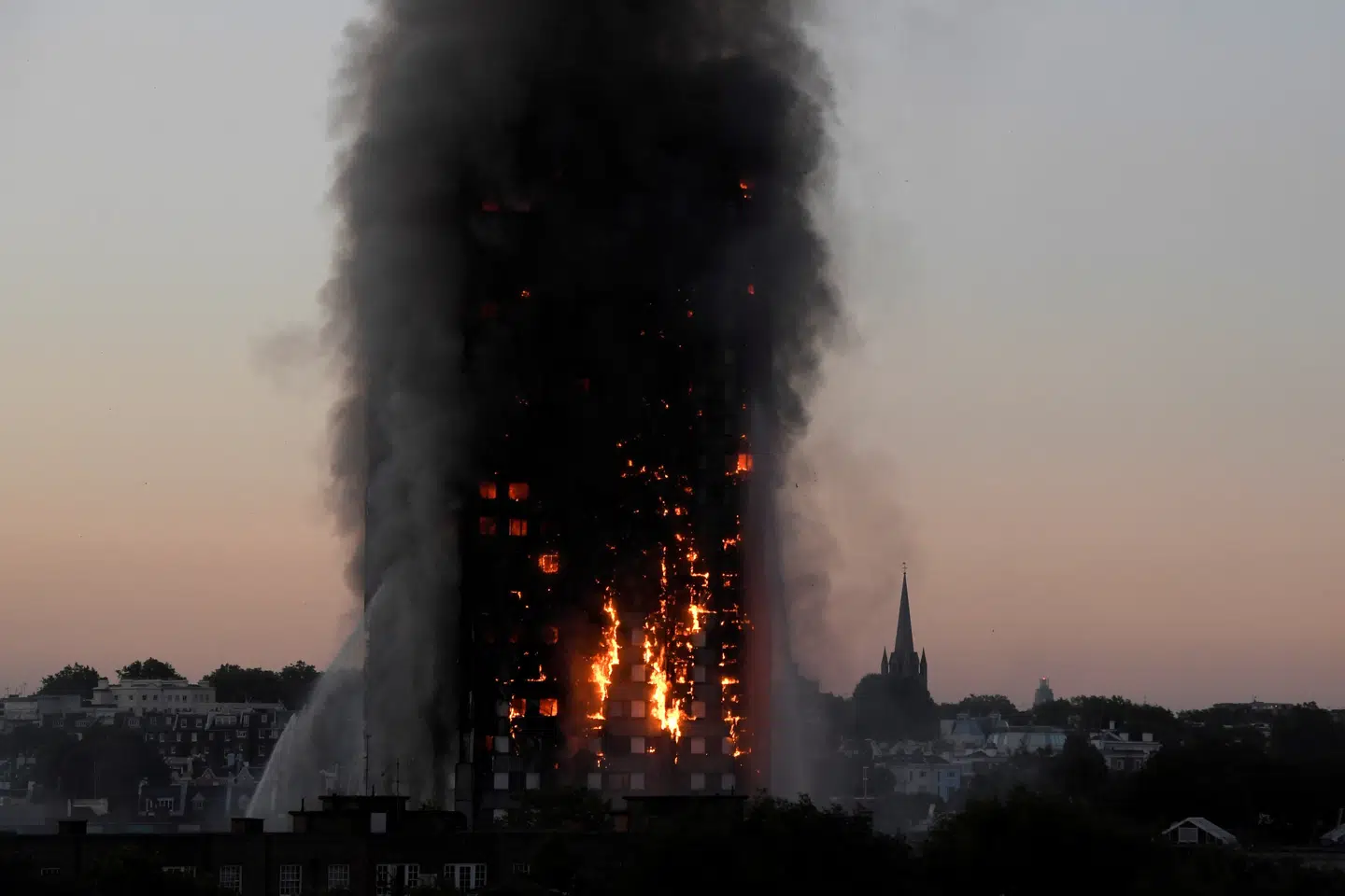 Flammer i Grenfell-tårnet i London i 2017. (Arkivfoto).