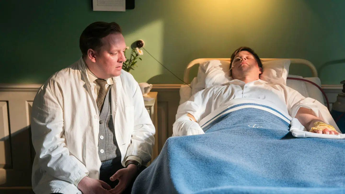 I det første afsnit af den nye sæson er Jakob Åkerlinds karakter indlagt efter sidste sæsons hospitalsbrand.