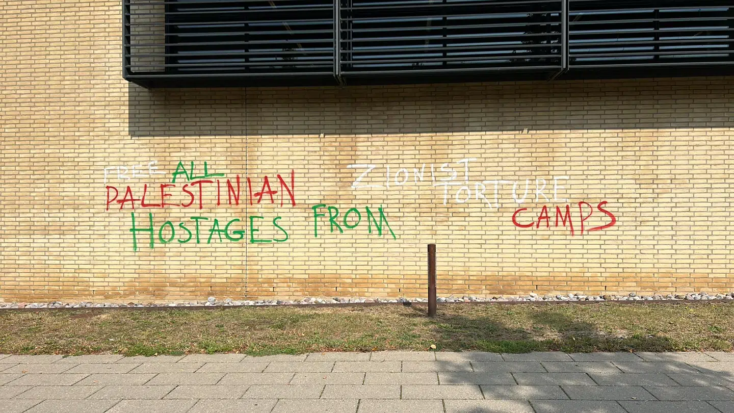 Her ses graffiti, der for nylig blev tegnet på Roskilde Universitetsbibliotek. Teksten siger, at alle »palæstinensiske gidsler skal løslades fra zionistiske torturlejre«.