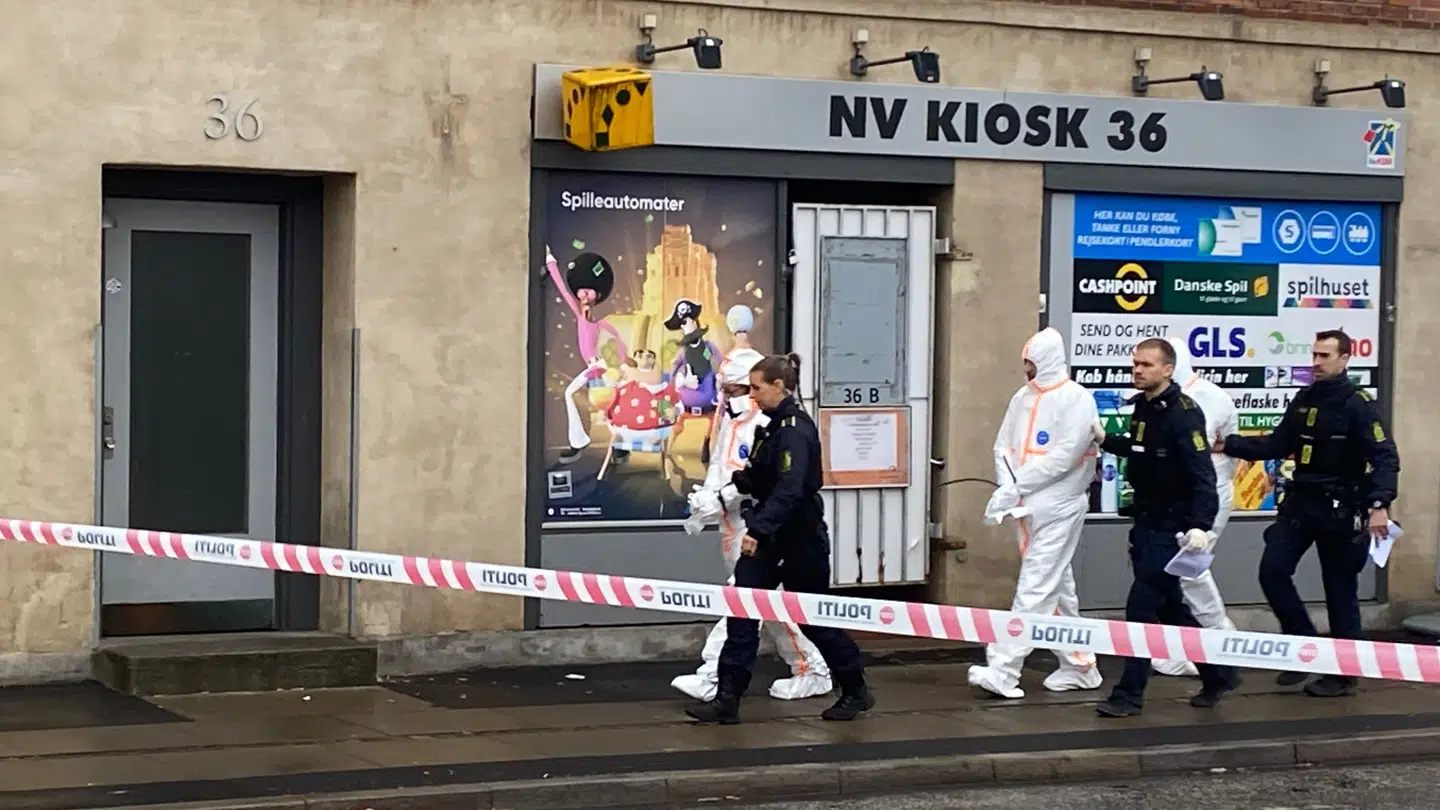 Efter voldsepisoden i moskeen på Dortheavej i København i marts i år blev talrige anholdte i hvide dna-dragter kørt væk af politiet.