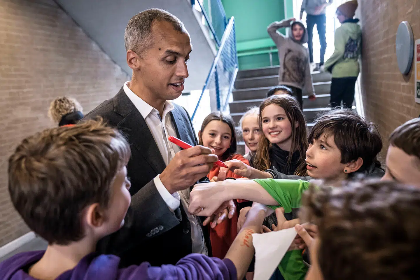 Ifølge undervisningsminister Mattias Tesfaye (S) (billedet) må skoler og elever vente helt til 2026, inden de nye retningslinjer er på plads.