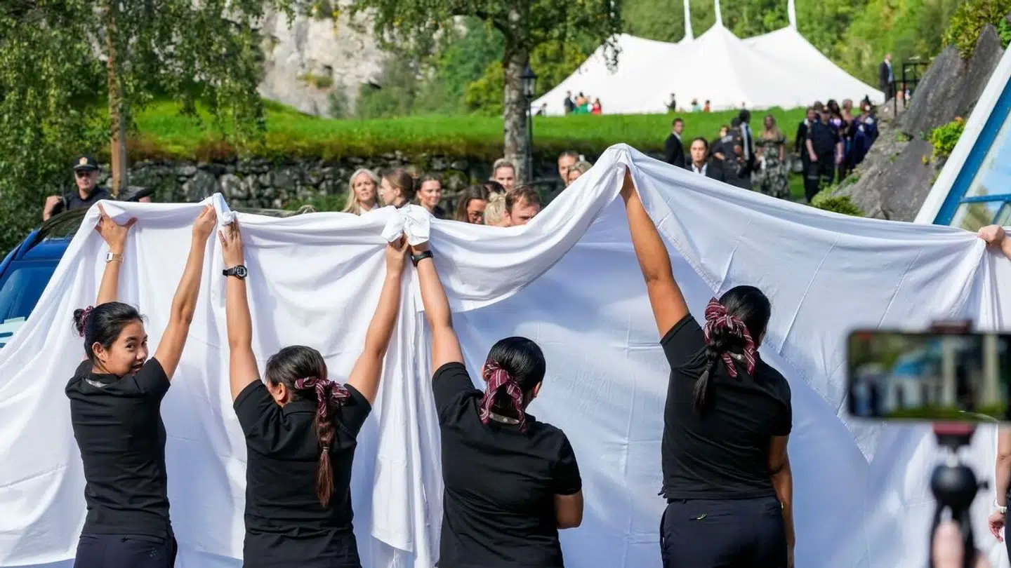 Der blev holdt hvide lagener op, så den almene presse ikke kunne tage billeder af brudeparret før vielsen.