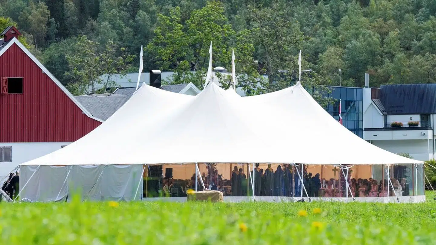 Den almene presse måtte nøjes med at kigge på afstand - mens de udvalgte medier kunne være med helt inde i teltet.