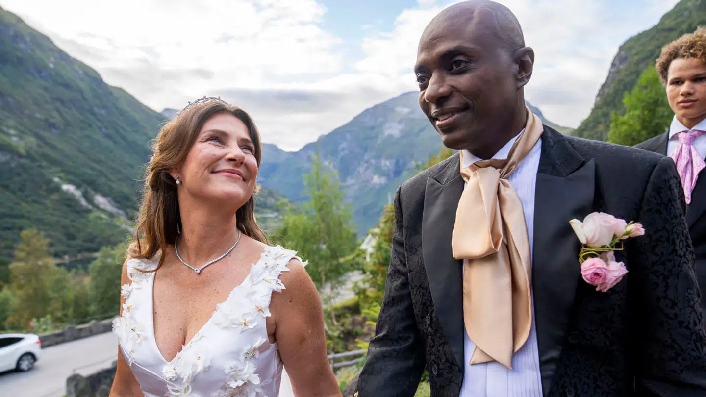 Brudeparret kom dog ud til enkelte billede foran resten af pressen.