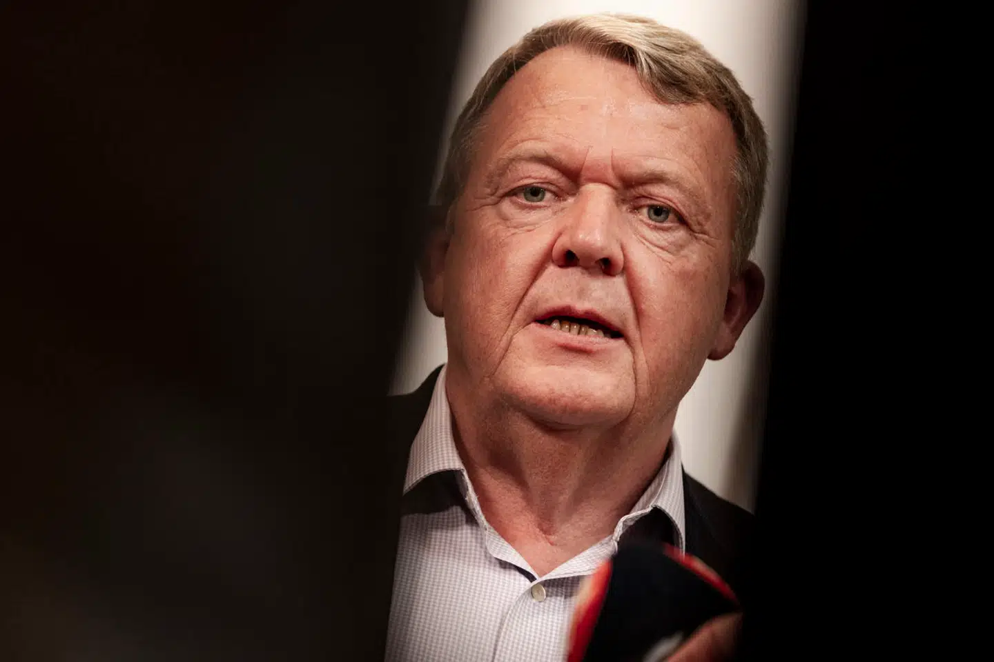 Udenrigsminister Lars Løkke Rasmussen (M) efter langt møde hos Moderaterne om arbejdsmiljø i sekretariatet på Christiansborg.