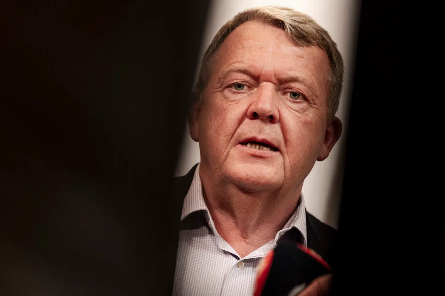 Udenrigsminister Lars Løkke Rasmussen (M) efter langt møde hos Moderaterne om arbejdsmiljø i sekretariatet på Christiansborg.