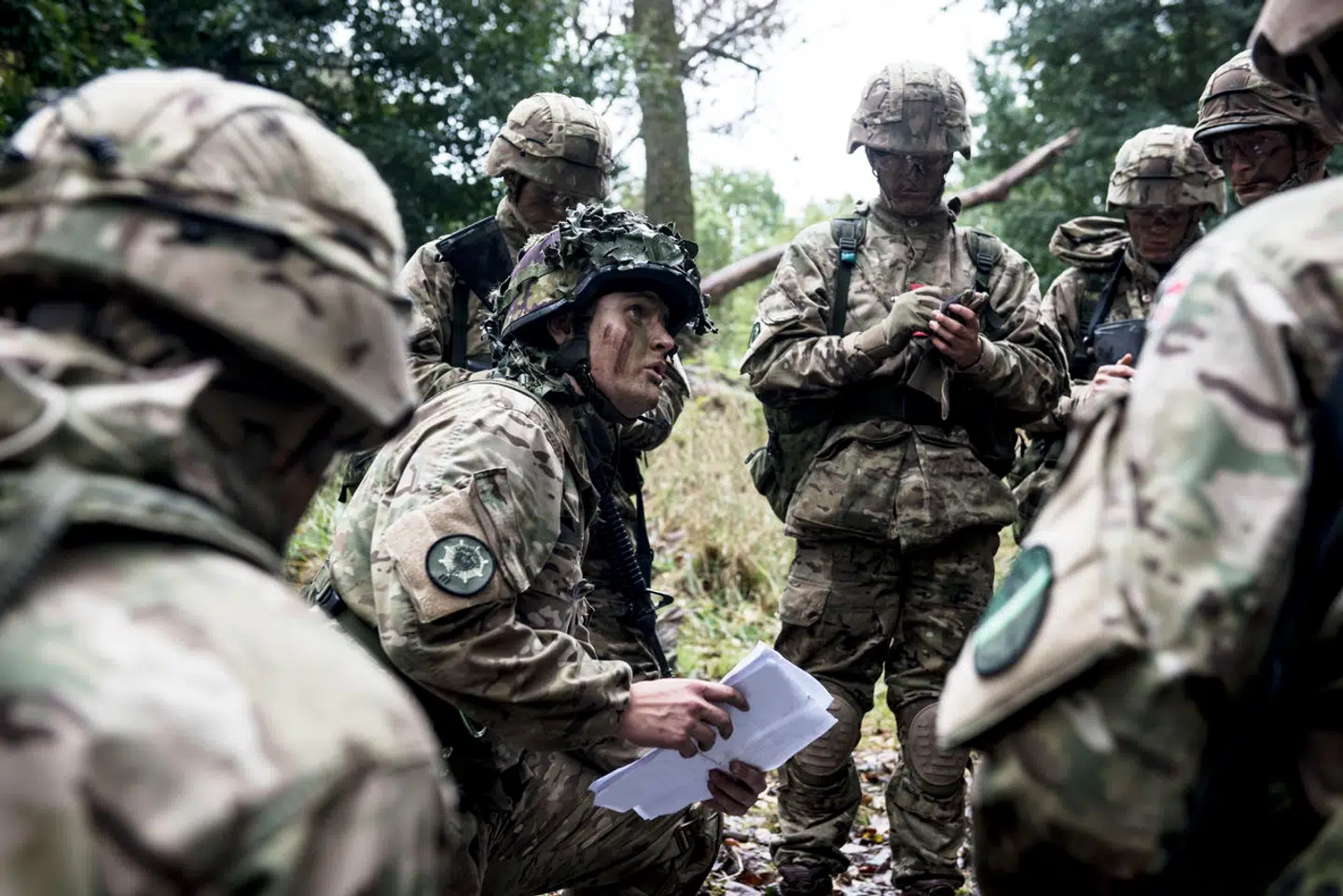 Værnepligt for kvinder er i strid med ambitionen om, at danskerne skal have flere børn, mener en læser.