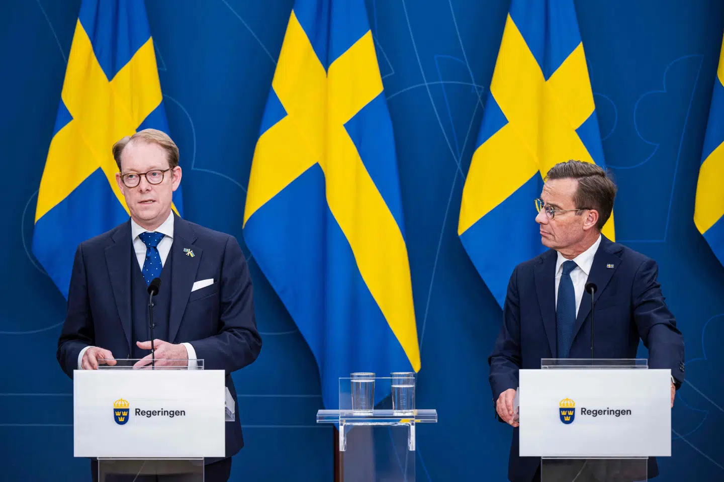 Sveriges udenrigsminister, Tobias Billström (t.v.), forlader sin post og svensk politik, meddeler han på X. Han har i de seneste to år været en del af statsminister Ulf Kristerssons (t.h.) borgerlige regering. (Arkivfoto).