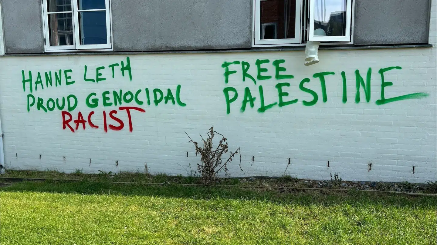 Her ses et eksempel på den graffiti, der har ramt RUC. Her beskyldes rektor Hanne Leth Andersen for at være en »stolt folkemorderisk racist«.