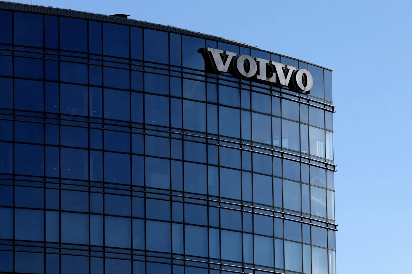 Volvo bakker på sin målsætning om kun at sælge elbiler i 2030. (Arkivfoto).