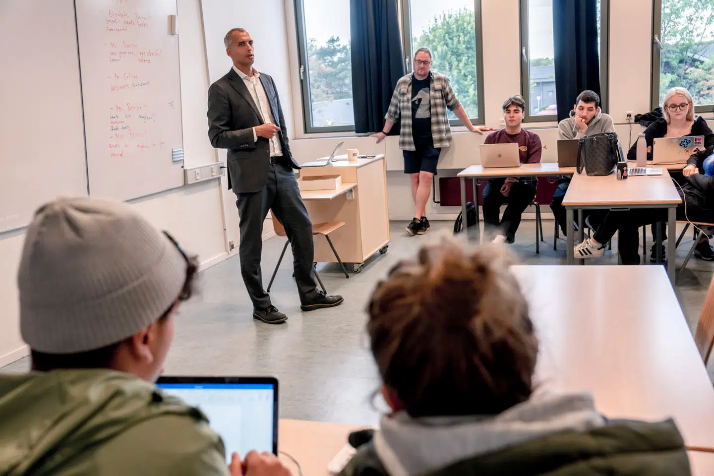 Jeg håber, at eleverne på gymnasierne har lyst til at læse med i bogklubben, mens vi i ministeriet arbejder på at få opdateret kanonlisten, skriver Mattias Tesfaye.