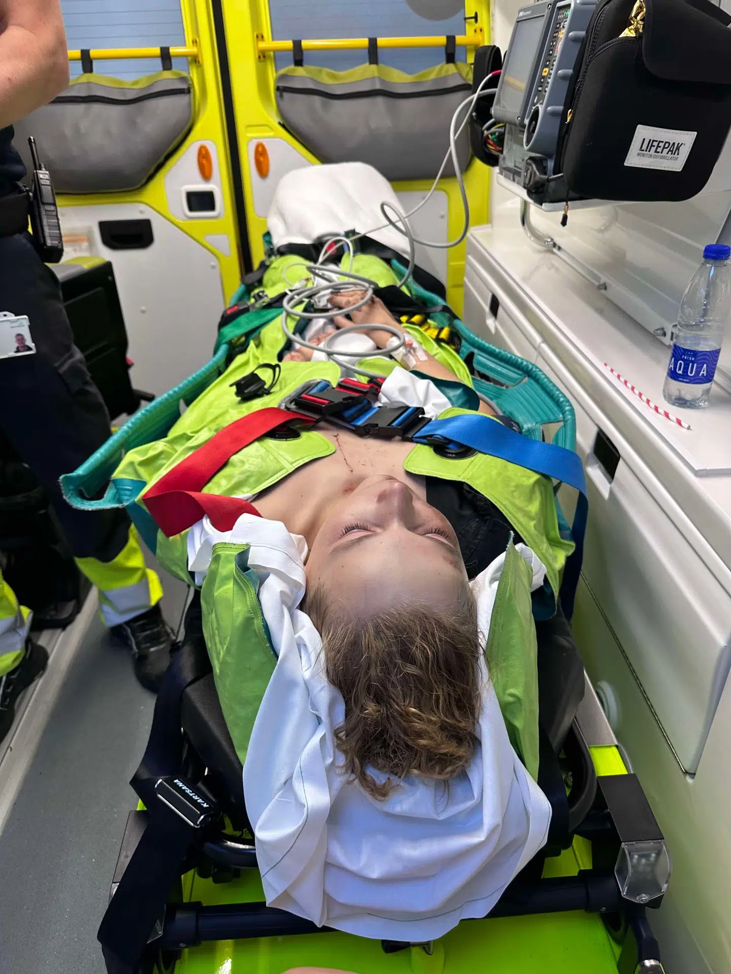 13-årige Noah kom alvorligt til skade, da han i sidste uge kom kørende på sit el-løbehjul og ramte en såkaldt soldaterfod i en mørk tunnel. Nu er hans forældre ude med et klart budskab.