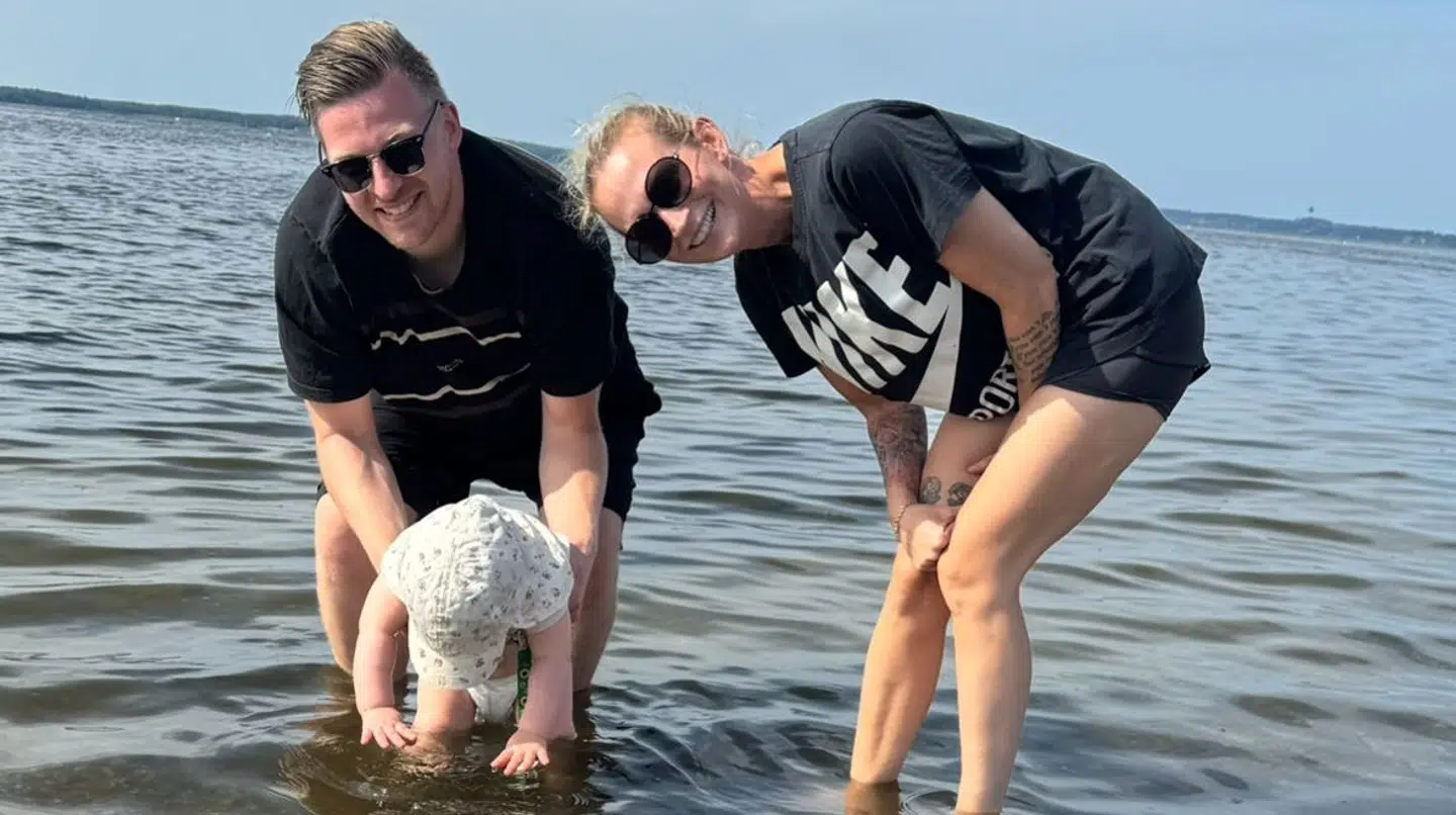 Jesper Elvius og Nicca Bilde blev fanget i drama ombord på fly onsdag aften.