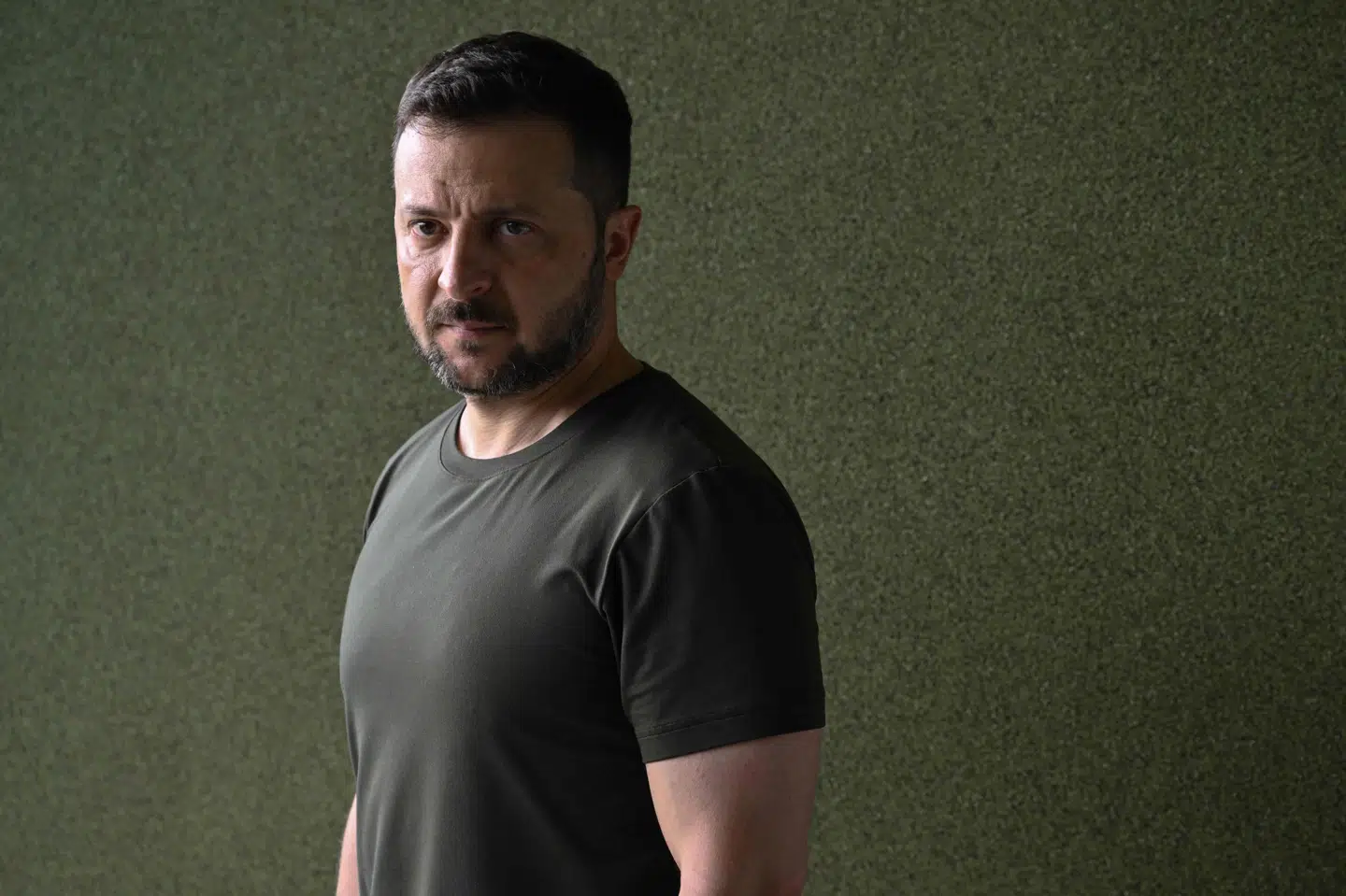 Zelenskyj har foreslået en ny udenrigsminister, som dog ofte spiller andenviolin i forhold til præsidentkontoret. Nu er udenrigsministeren godkendt. Her ses Zelenskyj i forbindelse med interview i juli. (Arkivfoto).