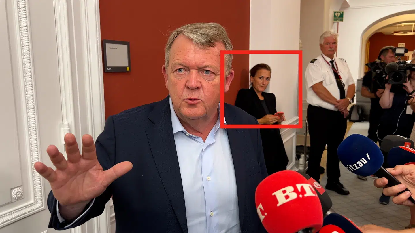 Tirsdag holdt Moderaterne gruppemøde, hvor blandt andre Lars Løkke Rasmussen svarede på spørgsmål fra pressen angående møgsagen i sit parti. Ved hans side stod partiformandens særlige rådgiver og spindoktor, Karen Clement.