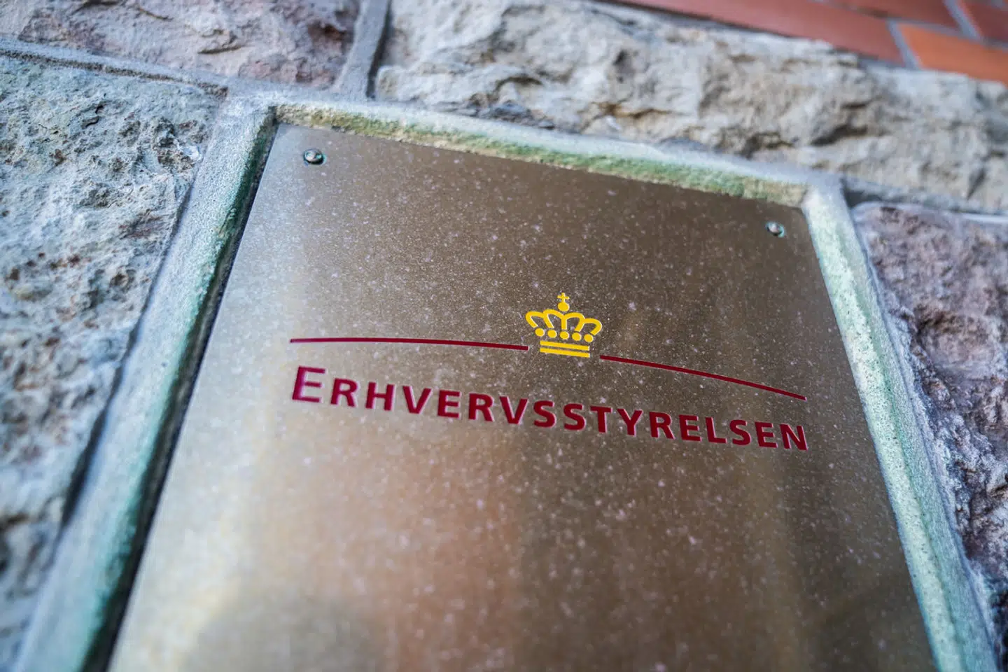 Erhvervsstyrelsen har genåbnet en række sager om coronakompensation. Administrerende direktør i SMVdanmark Jakob Brandt mener, at det skaber stor usikkerhed for virksomhederne, når de ikke kan vide sig sikre på at kunne beholde de penge, de har fået udbetalt.