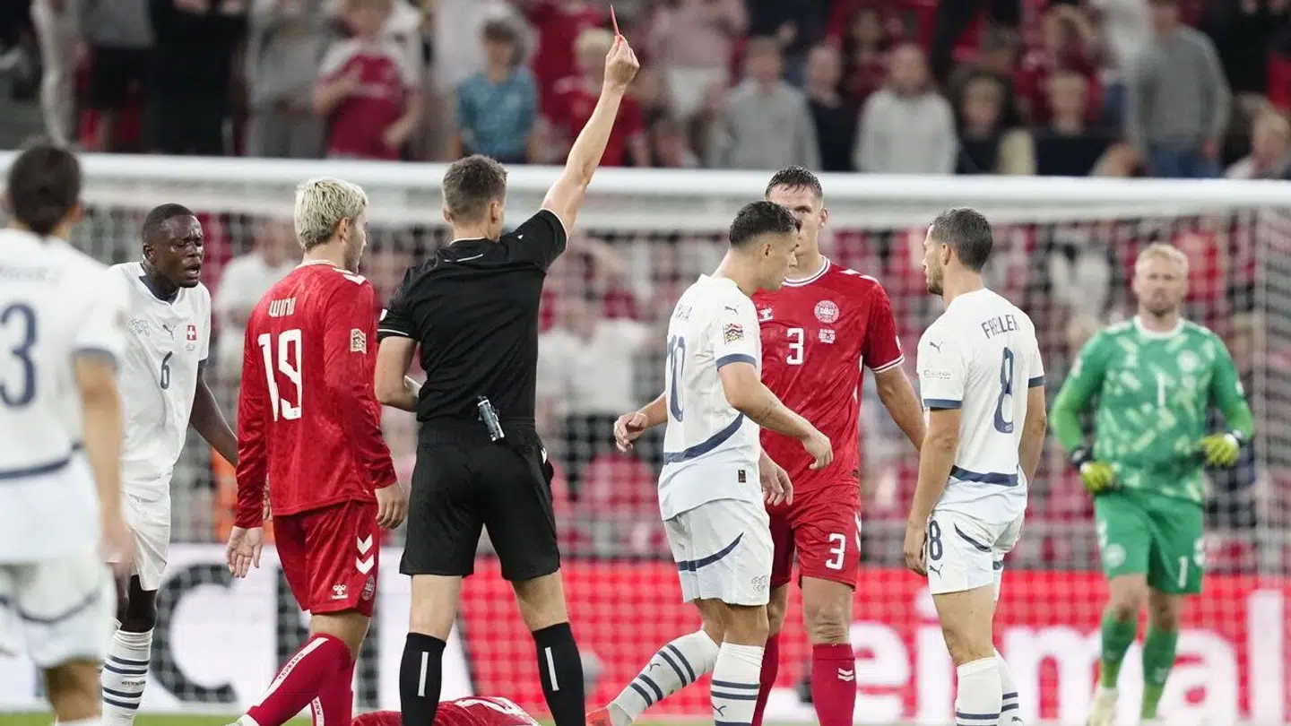 Rødt kort til Granit Xhaka, der var anden schweizer med en tidlig badebillet.