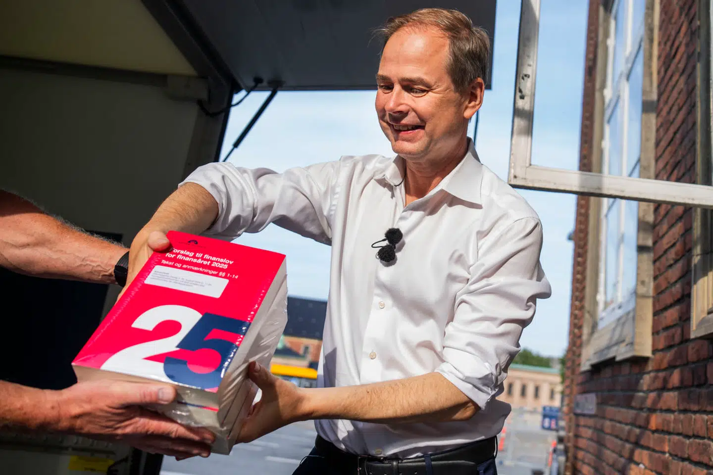 »For os, der arbejder med små og mellemstore virksomheder til daglig, er det en stor ting, at bureaukratidagsordenen er nået helt ind i finanslovforhandlingerne,« skriver Jesper Beinov. På billedet finansminister Nicolai Wammen (S).