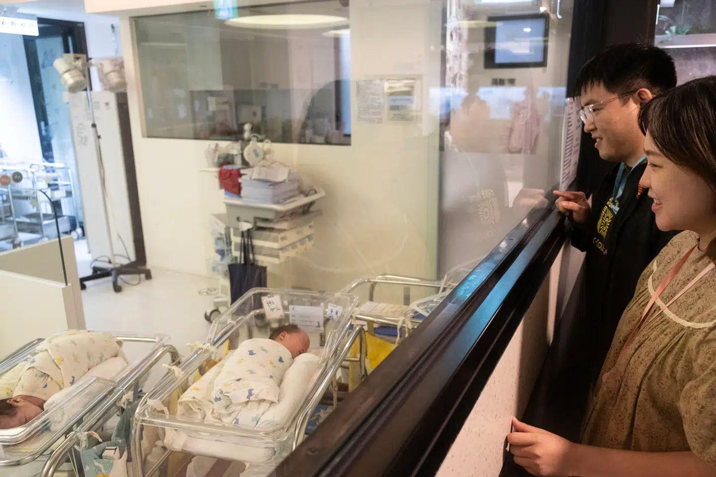 Bag en glasrude ligger omtrent 15 børn, inklusive Liu Fang Miao og Wu Yu-Hsings tvillinger. Her bliver babyerne, så længe parret ønsker det. Så sørger personalet for at made, skifte og putte børnene, mens mor får ro.