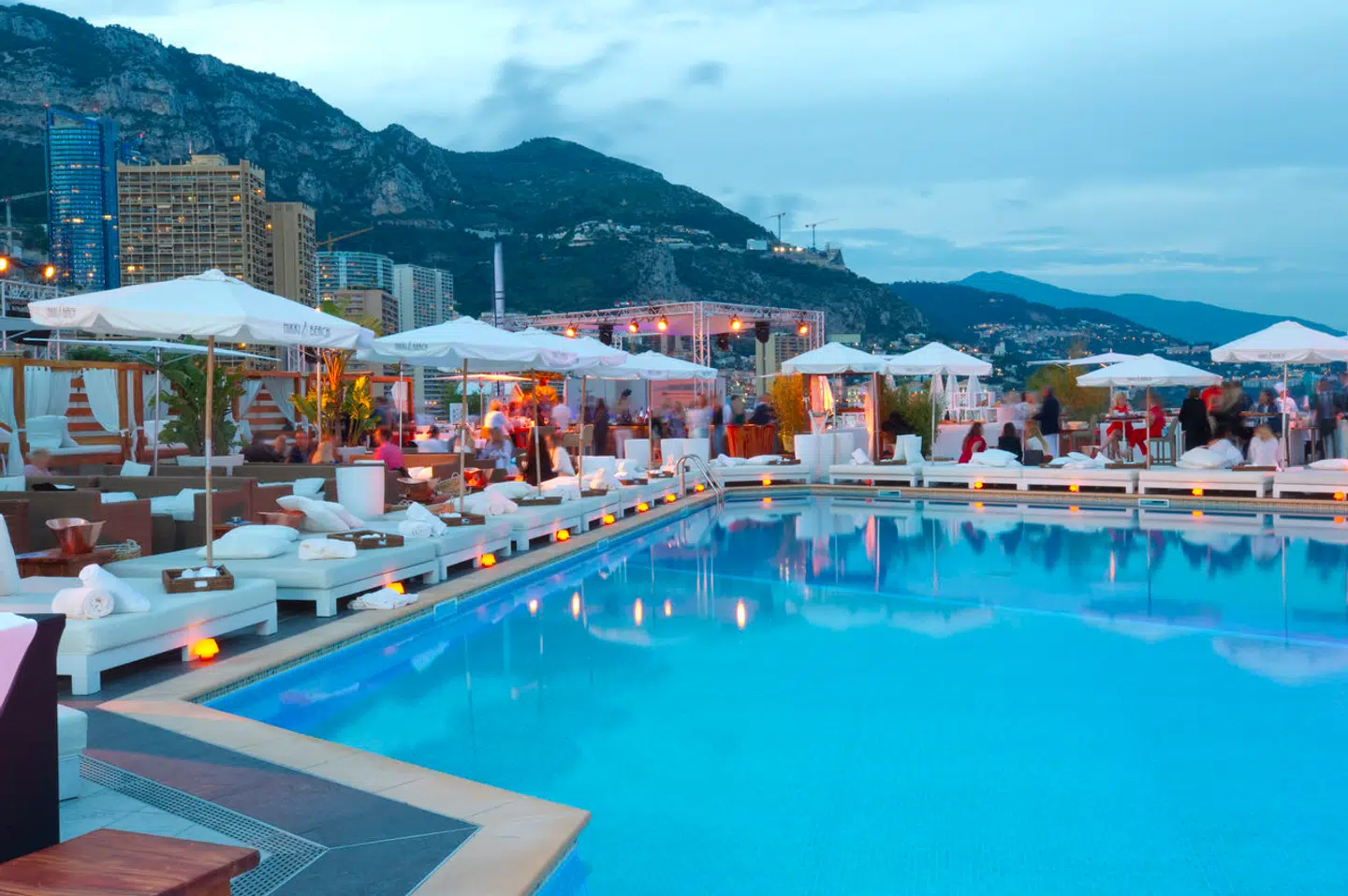 Det gode liv og i særdeleshed det overdådige liv kræver en stor formue. Men hvor mange penge det kræver, er de forskellige generationer meget uenige om.