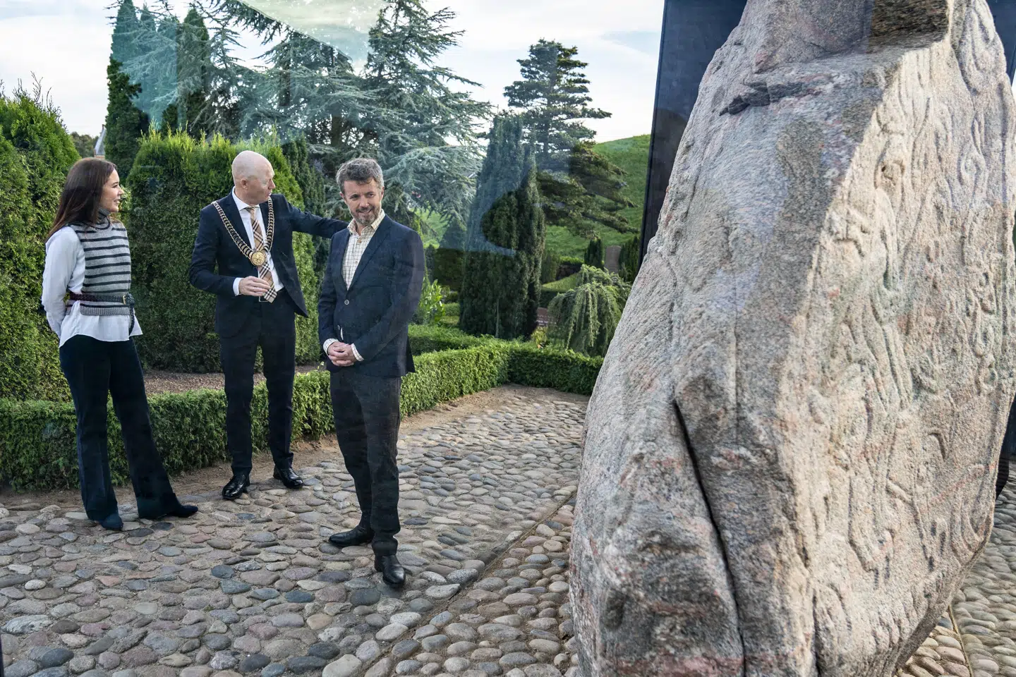 Monumentområdet omfatter blandt andet Jellingstenene, der her besigtiges af det daværende kronprinspar i september 2021. (Arkivfoto).